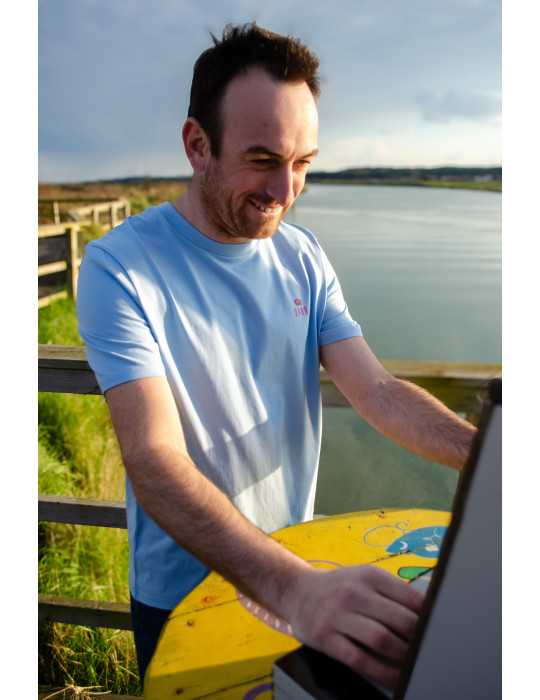 Logo crabe DARÜ sur tee-shirt arcade en pleine action