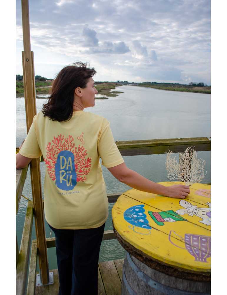 Tee shirt jaune logo gorgone au dos vue sur les marais de la gachère