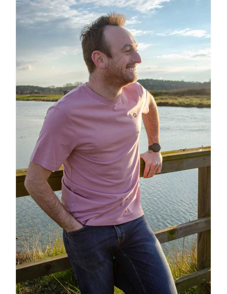 Tee shirt daru porté devant la gachère / marque locale