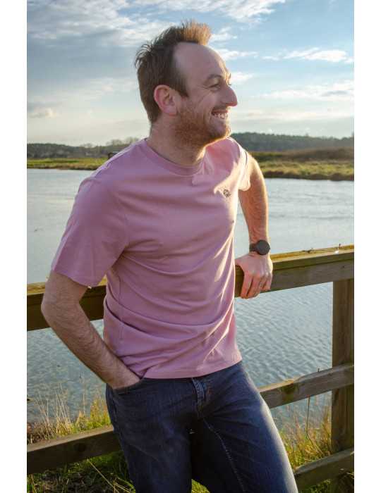 Tee shirt daru porté devant la gachère / marque locale