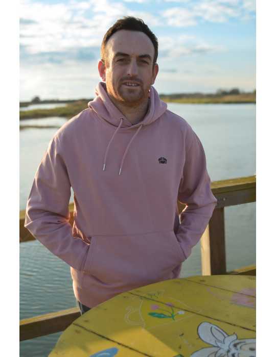 Sweat vieux rose porté – capuche, coton bio, style côtier
