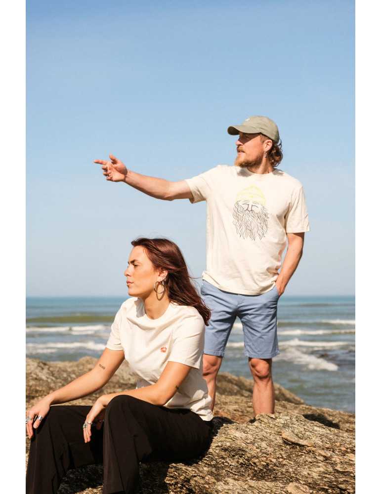 Tee narcisse regarde la mer au loin