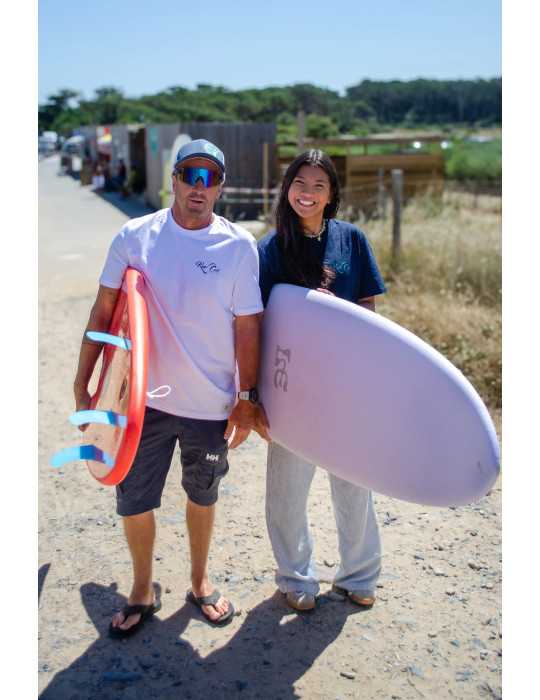 Pose devant les dunes surf