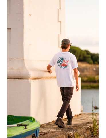 tee-shirt poseidon DARÜ devant le port de Saint gilles croix de vie. Vue de dos pour les amoureux de la mer.