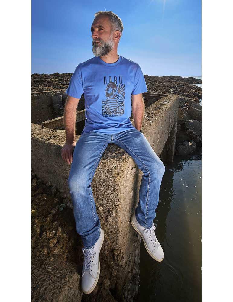 Tee-shirt marin DARÜ porté en bord de mer – lifestyle vendéen