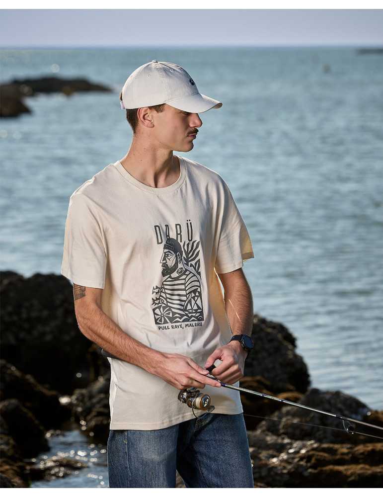 Tee-shirt marin DARÜ – style côtier – vue en extérieur