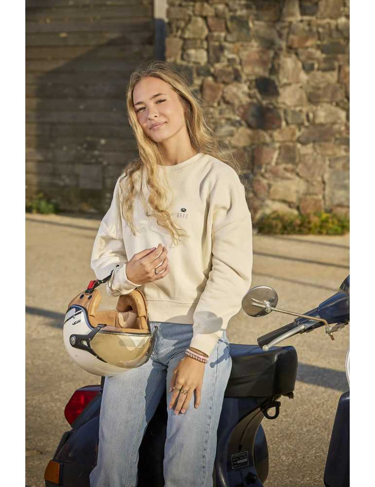 sweat oversize posé devant le vespa