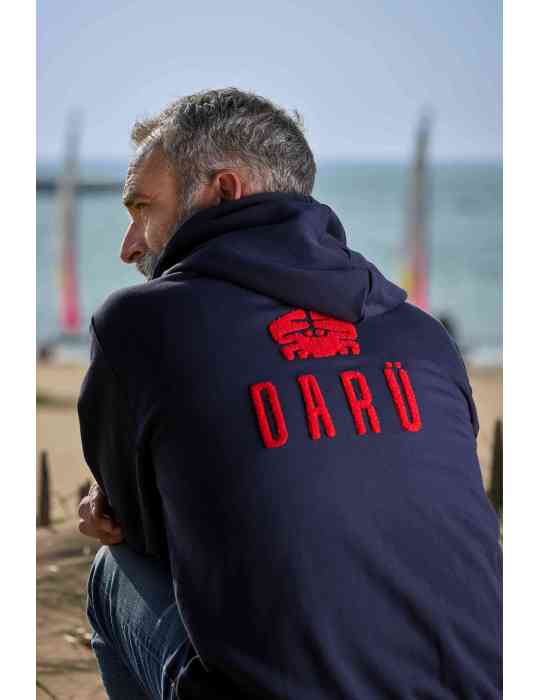 Sweat DARÜ porté – broderie dos crabe bouclette