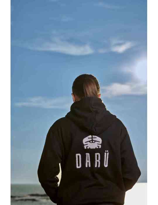 Sweat DARÜ porté avec broderie bouclette dos – style côtier, coupe confortable