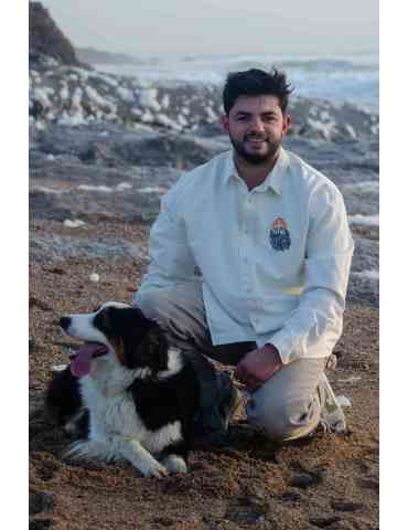 Chamise 100 % coton broderie Narcisse sur le coeur , photo prise avec un berger australien