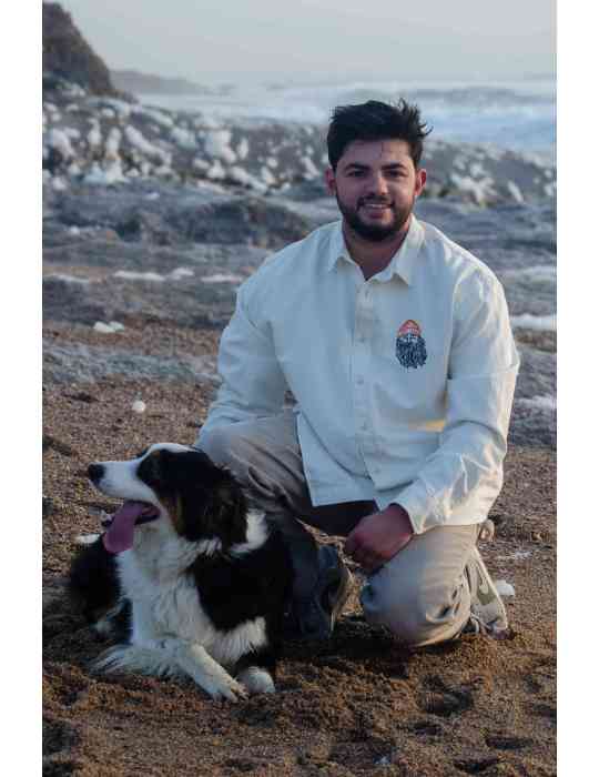 Chamise 100 % coton broderie Narcisse sur le coeur , photo prise avec un berger australien