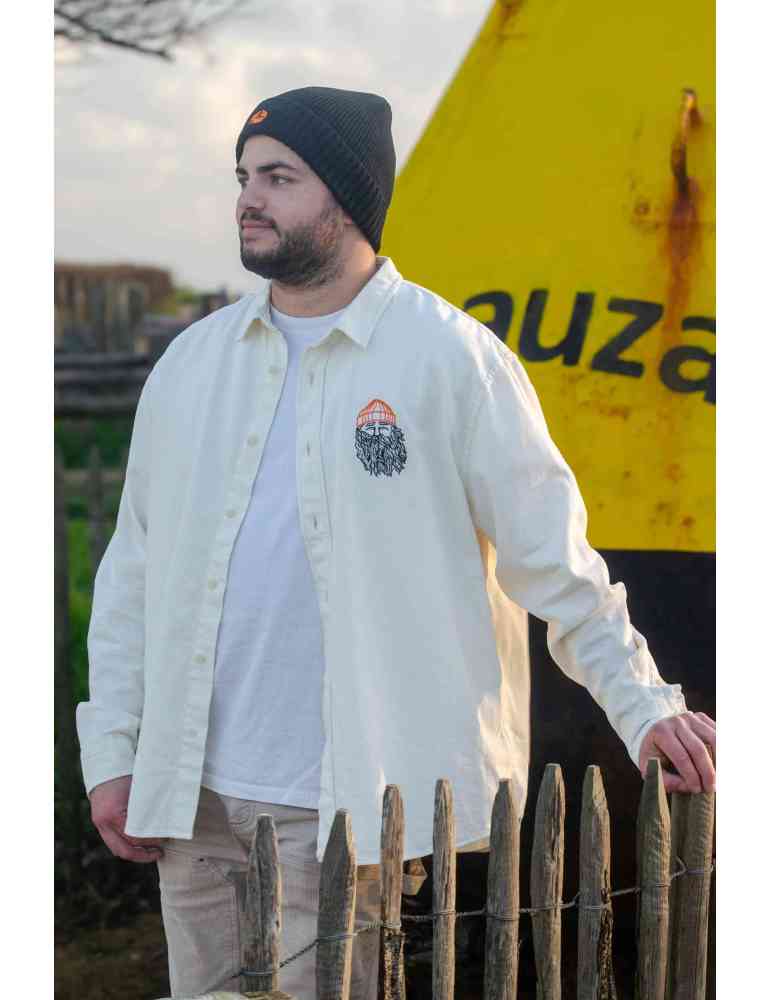 Chemise 100 % coton biologique DARÜ devant la bouée de la sauzaie à Brétignolles sur mer.