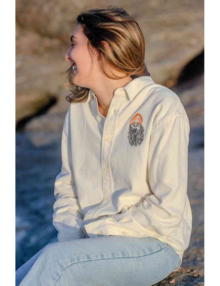 Broderie Narcisse sur chemise worker . Prise de coté sur plage de Brétignolles sur mer