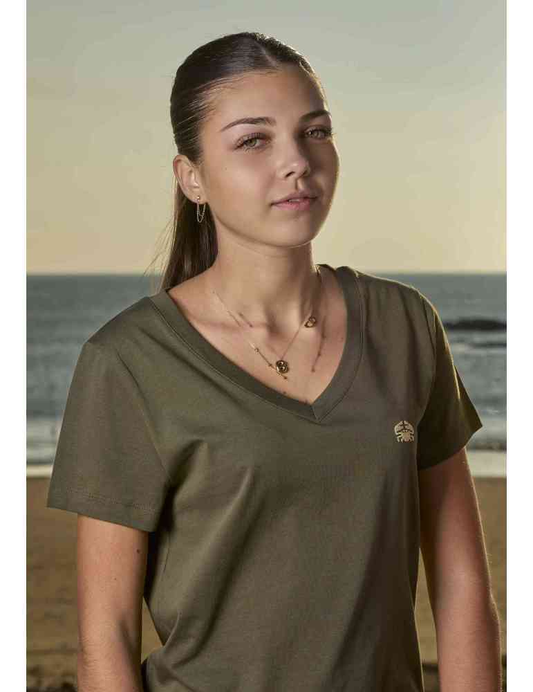 Tee shirt col V kaki porté sur la plage de la normandelière à Brétignolles sur mer