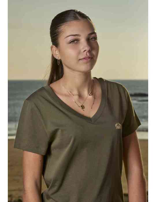 Tee shirt col V kaki porté sur la plage de la normandelière à Brétignolles sur mer