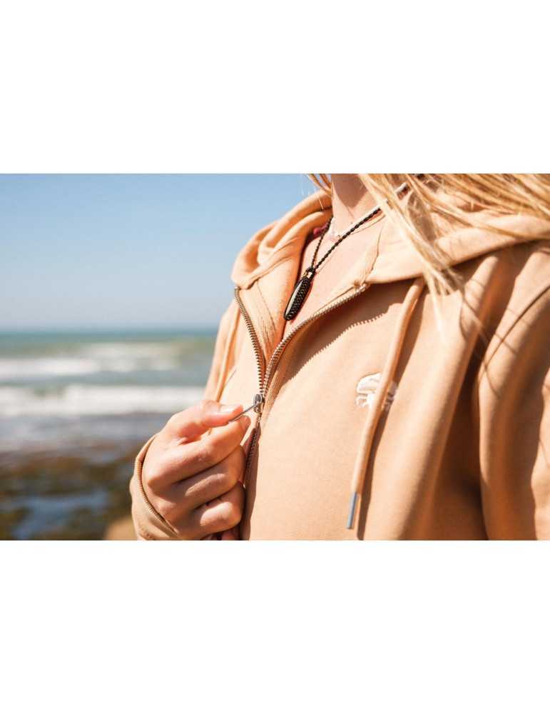 Détail sweat à capuche zippé – broderie crabe DARÜ