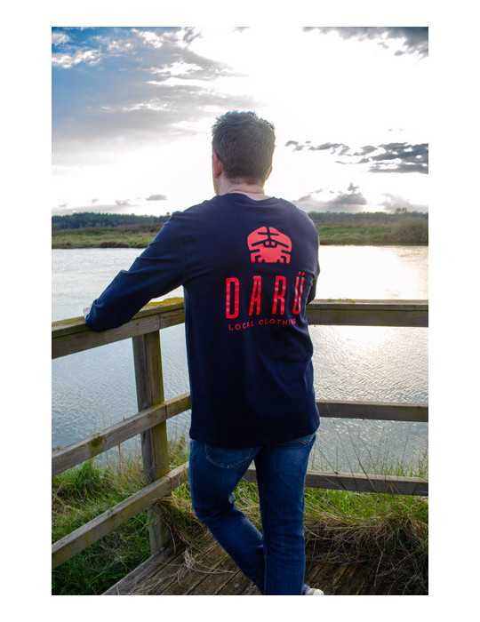 T-shirt manches longues DARÜ porté – vue dos – logo crabe