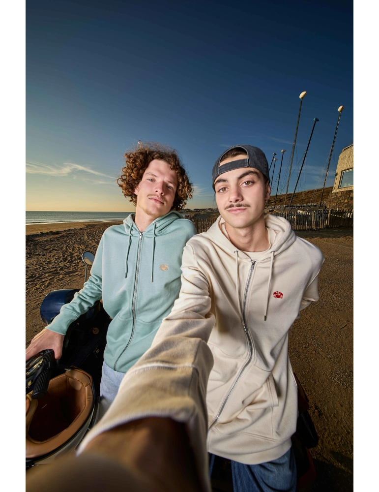 Sweat zippé brodé en coton bio – DARÜ Local Clothing | Mode éthique vendéenne